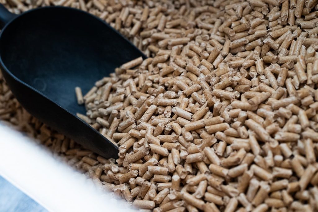De beste houtpellets zijn stevig mooi van kleur en hebben een lichte glans.