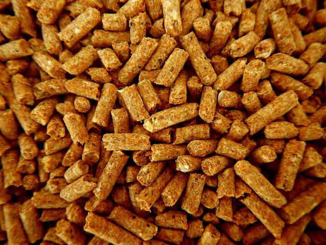bruine pellets zijn donker omdat ze gemaakt zijn van harde houtsoorten en hars bevatten